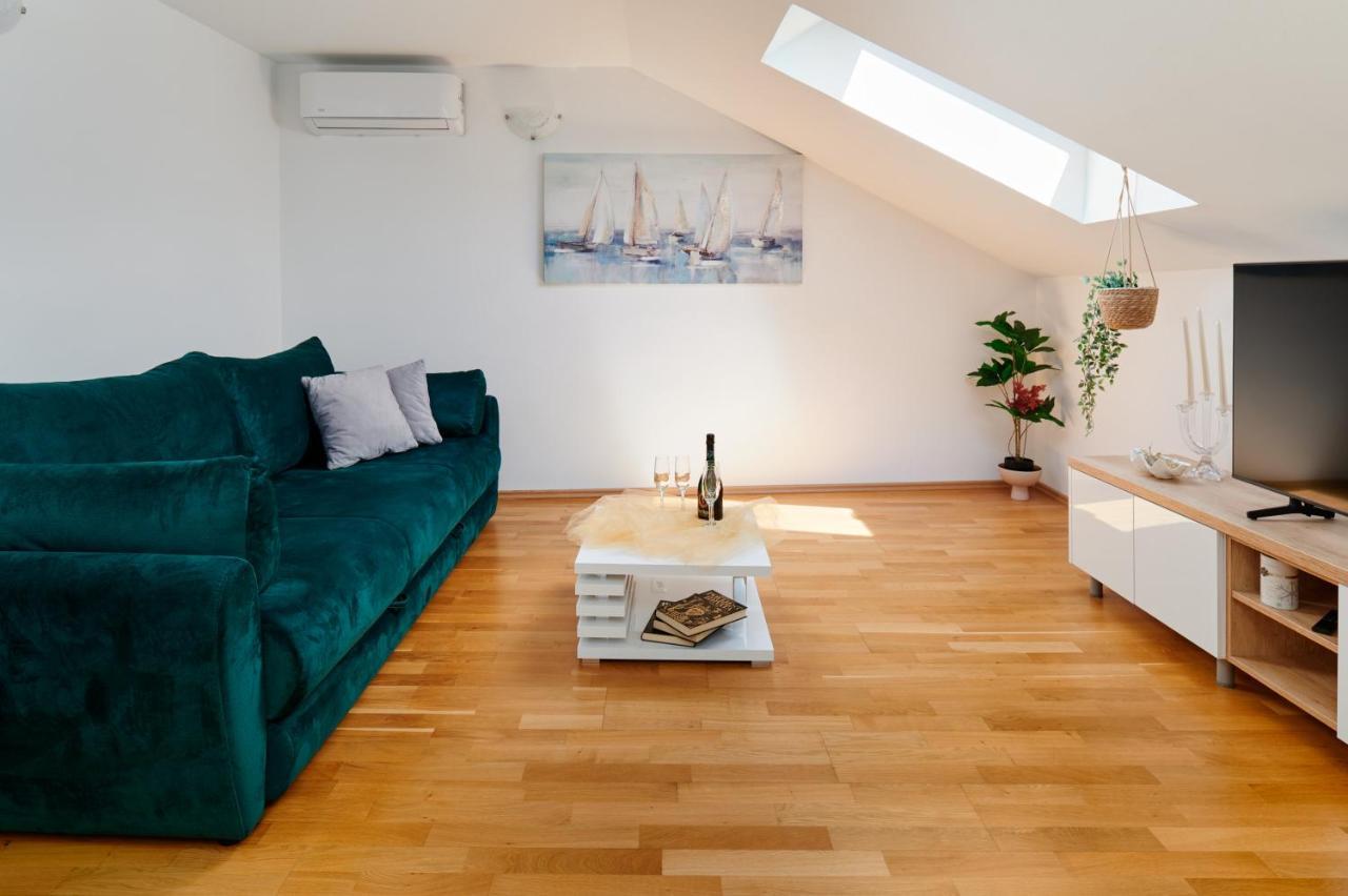 Modern & Spacious Rooftop Apartment With Natual Sunlight Split Exterior foto